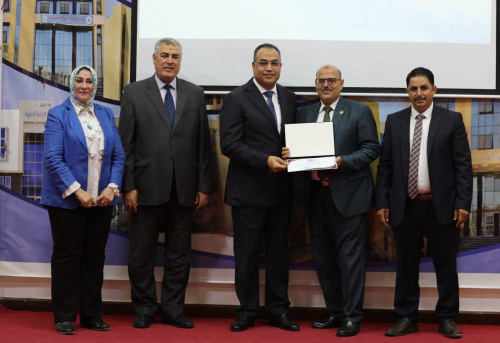 احتفالية جامعة العريش لتكريم الزملاء المحالين إلى المعاش والعاملين المتميزين - Image 1