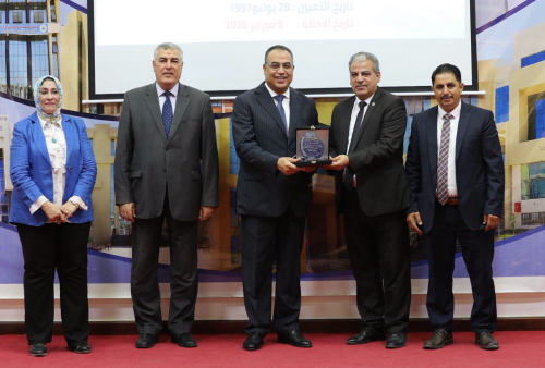 احتفالية جامعة العريش لتكريم الزملاء المحالين إلى المعاش والعاملين المتميزين - Image 3